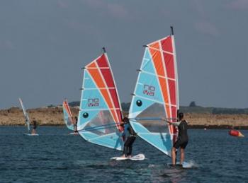 Windsurfing private lessons with the Club Nautique du Rohu