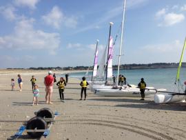 Printemps au Club Nautique du Rohu... on est même en maillot sur la plage des Goh Velins !