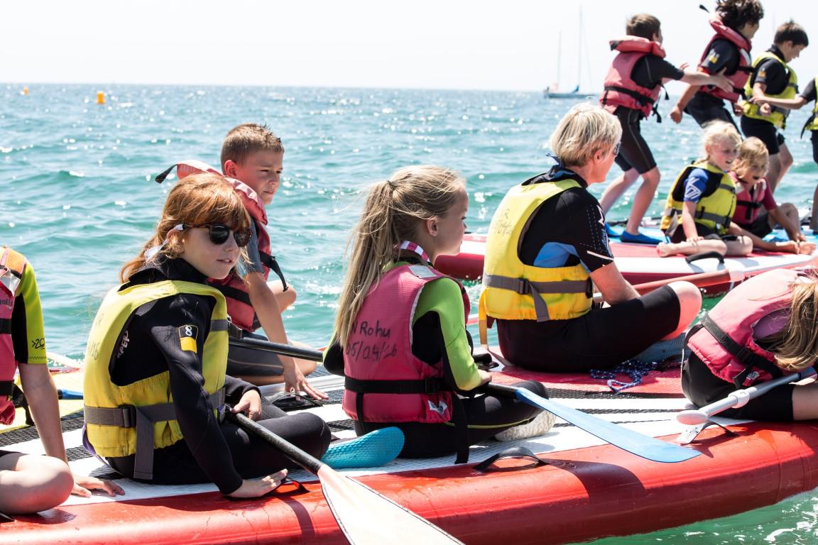 Méga SUP Géant en groupe au Club Nautique du Rohu dans le Morbihan, Bretagne