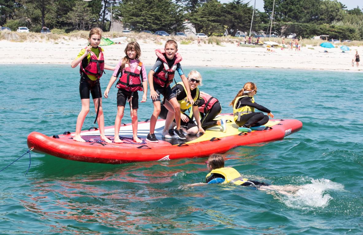 Méga SUP Géant en groupe au Club Nautique du Rohu dans le Morbihan, Bretagne