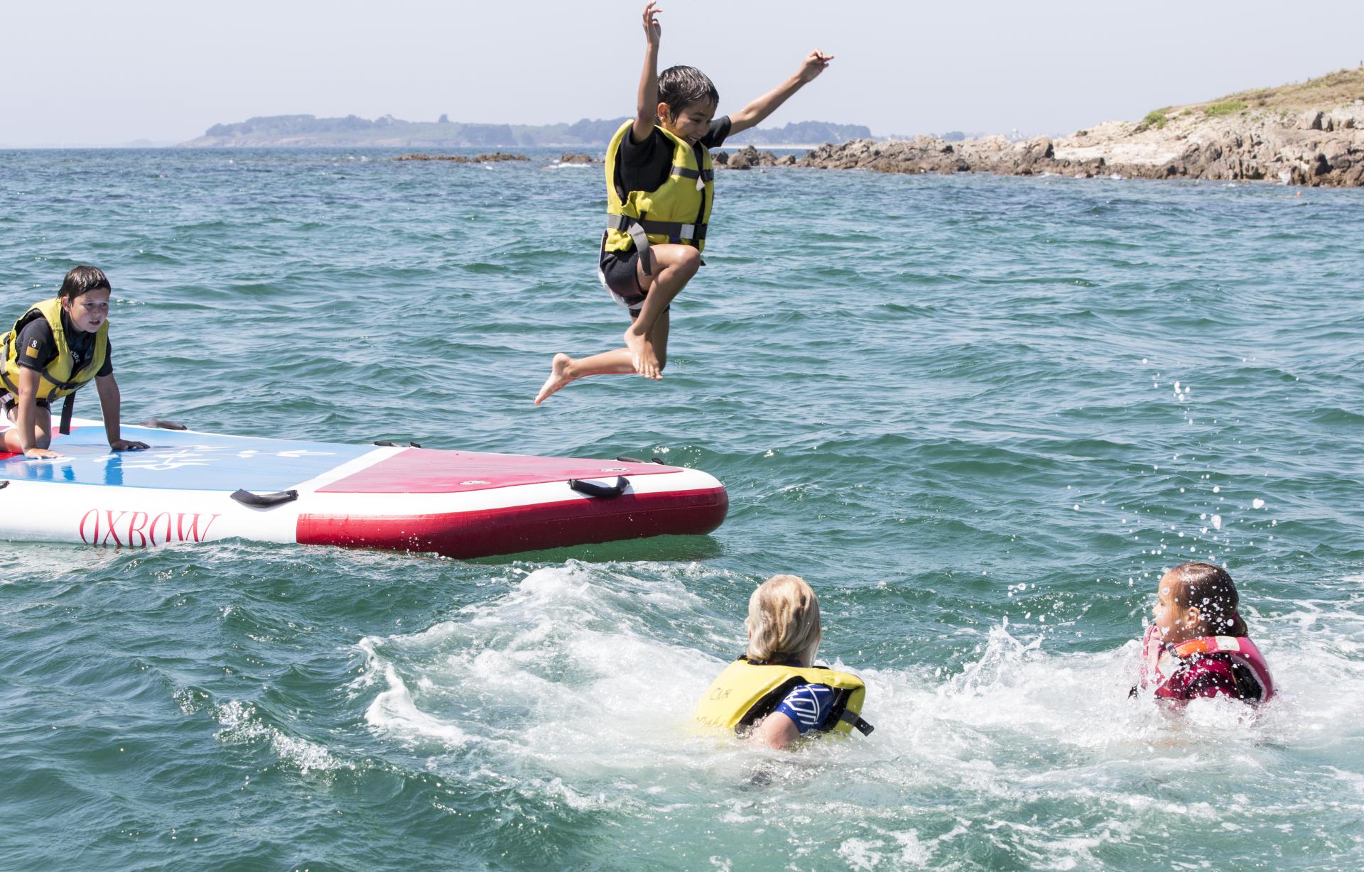 Moment inoubliable pour ces enfants en paddle family au Club Nautique du Rohu, Morbihan, Bretagne