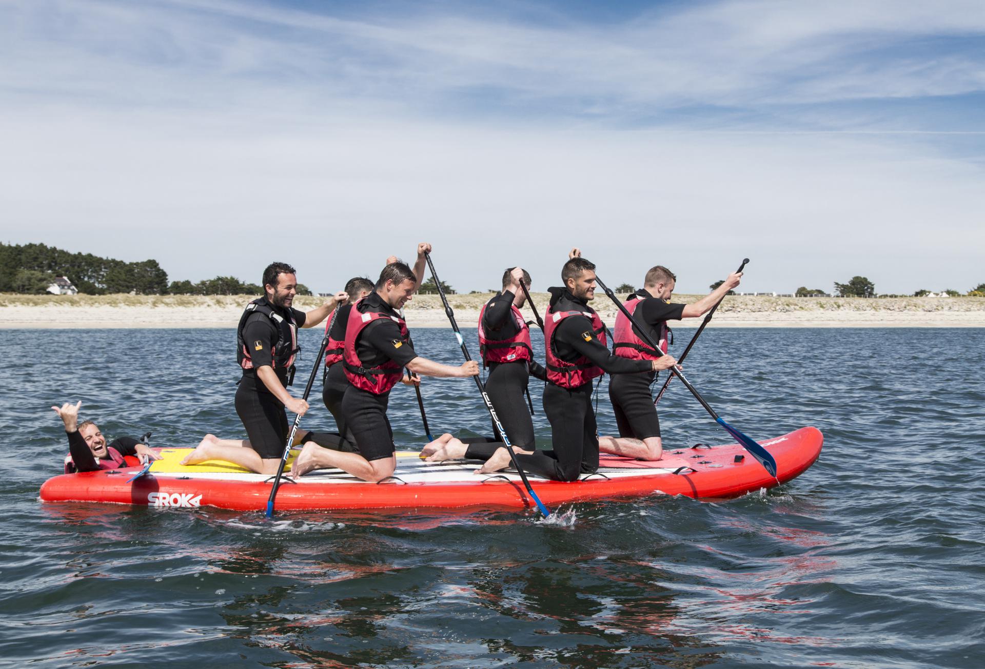 Méga SUP Géant en groupe au Club Nautique du Rohu dans le Morbihan, Bretagne