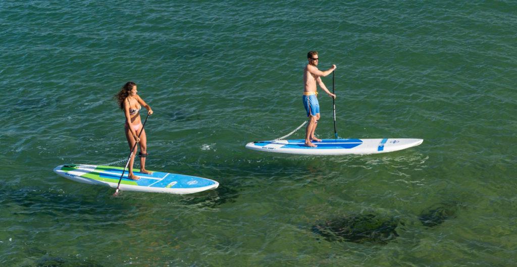 Virée en paddle entre amis Moment inoubliable pour ces enfants en paddle family au Club Nautique du Rohu, Morbihan, Bretagne