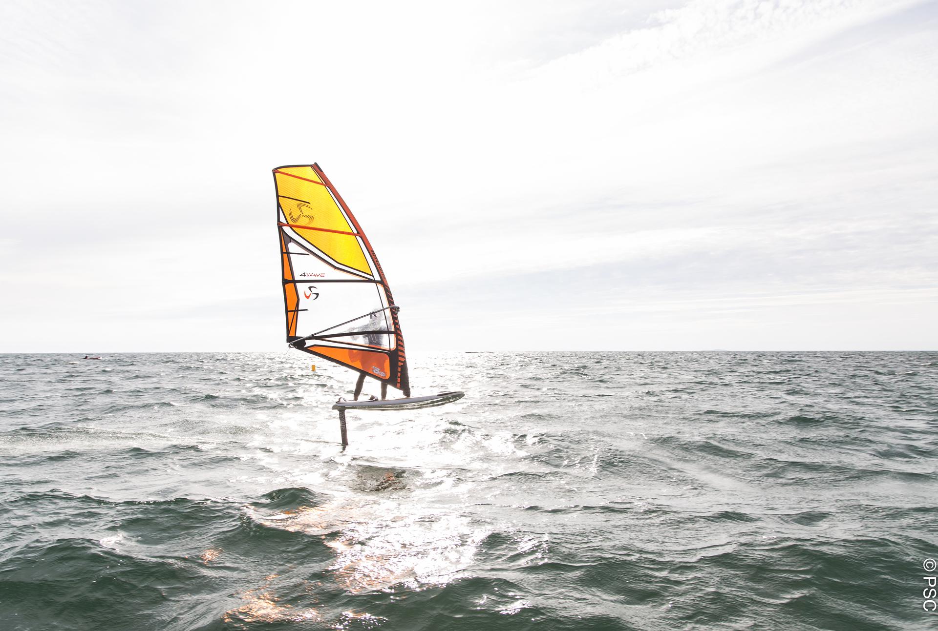 Idée cadeau : Cours particulier en windfoil au Club Nautique du Rohu 