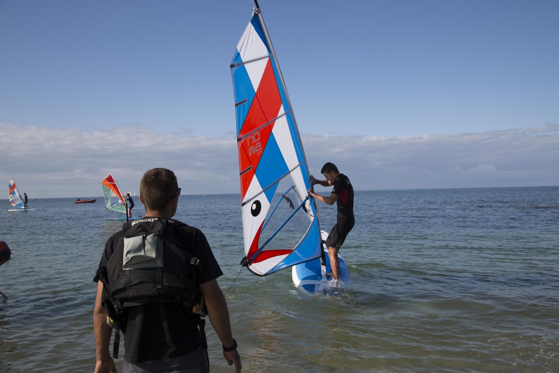 Idée cadeau : Cours particuliers en planche à voile au Club Nautique du Rohu
