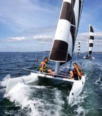 Séance de catamaran pour une colonie de vacances au Club Nautique du Rohu, Morbihan, Bretagne